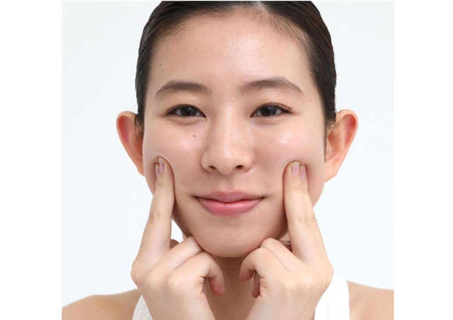 顔のむくみ、たるみを改善。顔の表情を作る中心の筋肉にアプローチ【40秒のセルフ整体】（1）