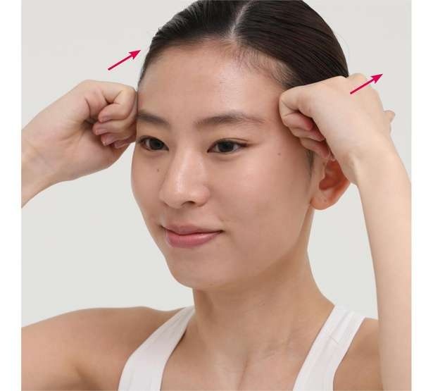 リフトアップ効果も期待できる！ こめかみとエラのコリをほぐす方法【40秒のセルフ整体】（4）