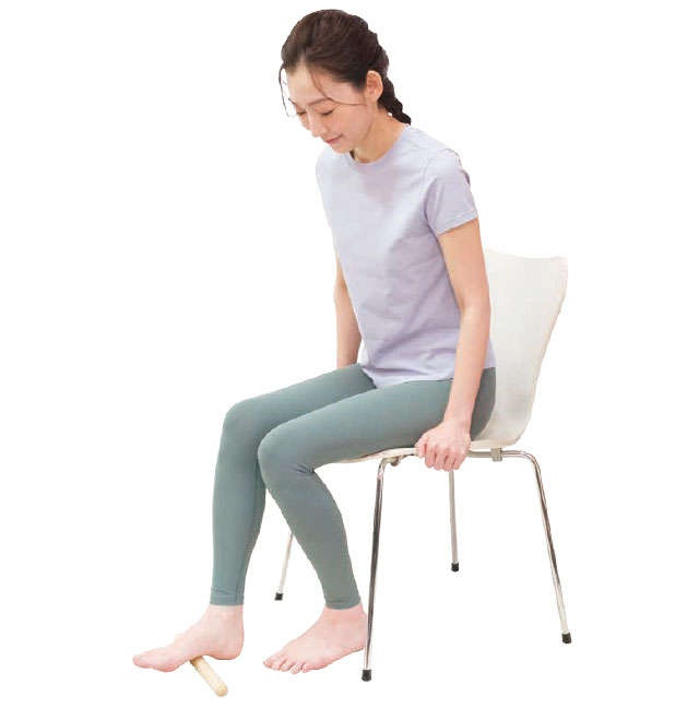 「足裏ゴロゴロ」マッサージは家にあるものでできる。イスに座るのもポイント【足裏の専門家が伝授】（6）