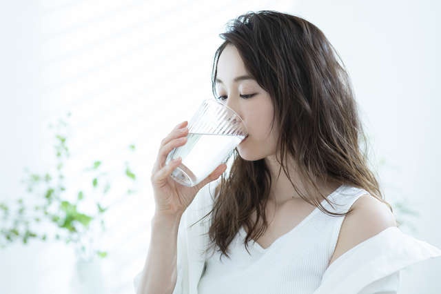 認知症改善効果も報告されている「水」。1回に飲むべき量と飲み方を解説（2）