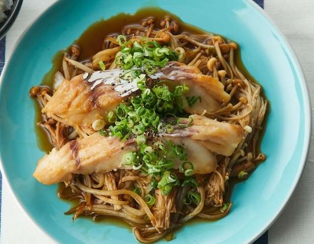 油を使わないからヘルシー！ 野菜もたっぷりとれる「ワンパンでタラの酒蒸し」のレシピ（1）