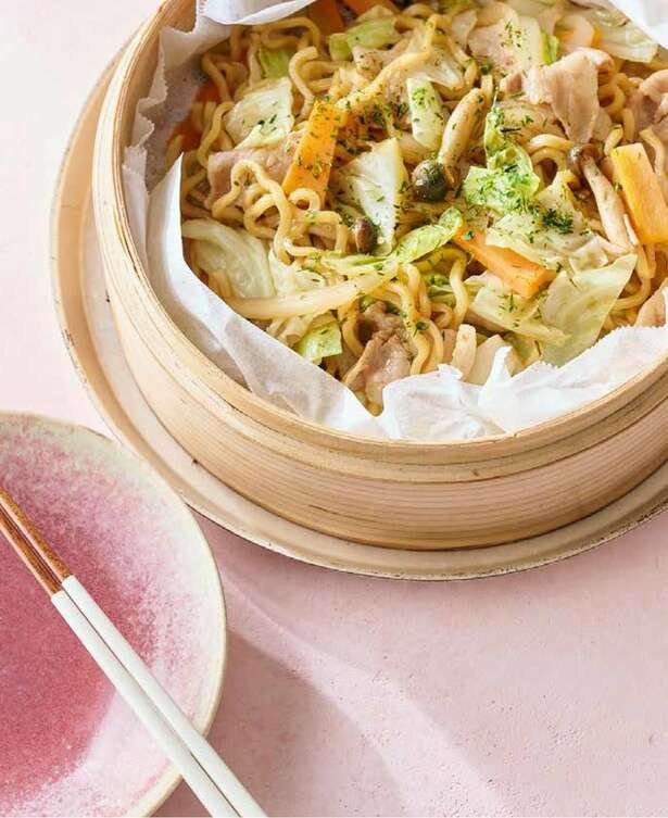【話題のせいろ蒸しレシピ】「ソース蒸し焼きそば」なら、炒めるより麺がもっちもちに！（3）