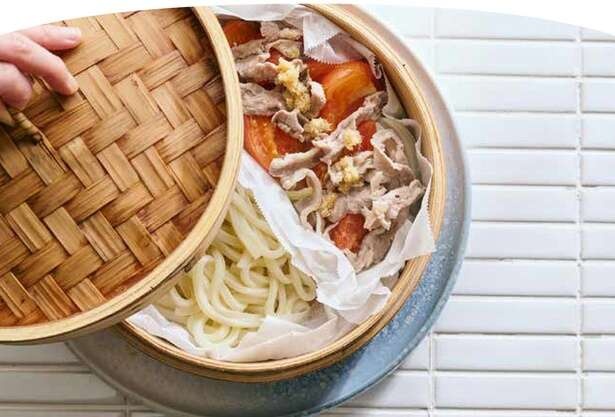 【ブームのせいろ蒸し】うどんと具を一気に仕上げる！「豚肉とトマトの蒸しうどん」のレシピ（1）