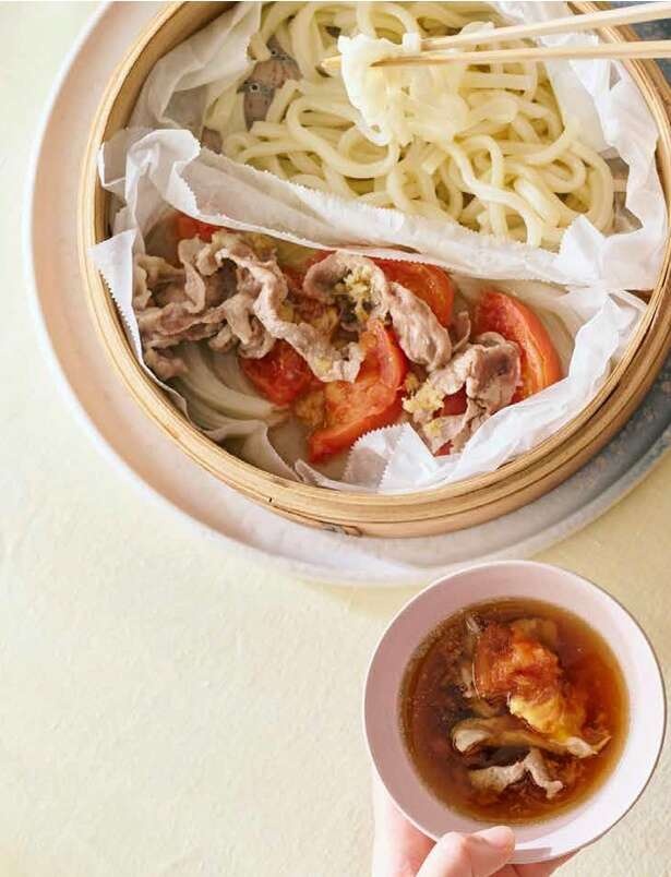 【ブームのせいろ蒸し】うどんと具を一気に仕上げる！「豚肉とトマトの蒸しうどん」のレシピ（3）
