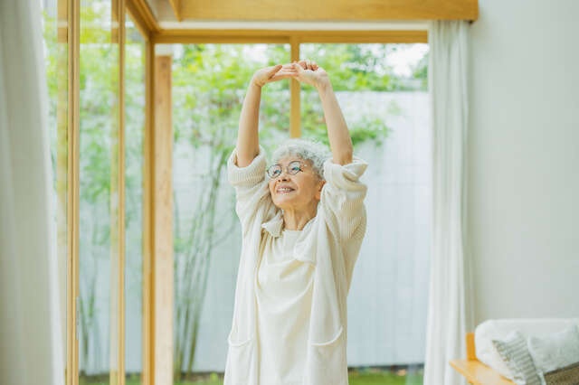 その腰痛・猫背は「背中の老い」のサインかも！負の連鎖を断ち切る姿勢改善の緊急性（1）