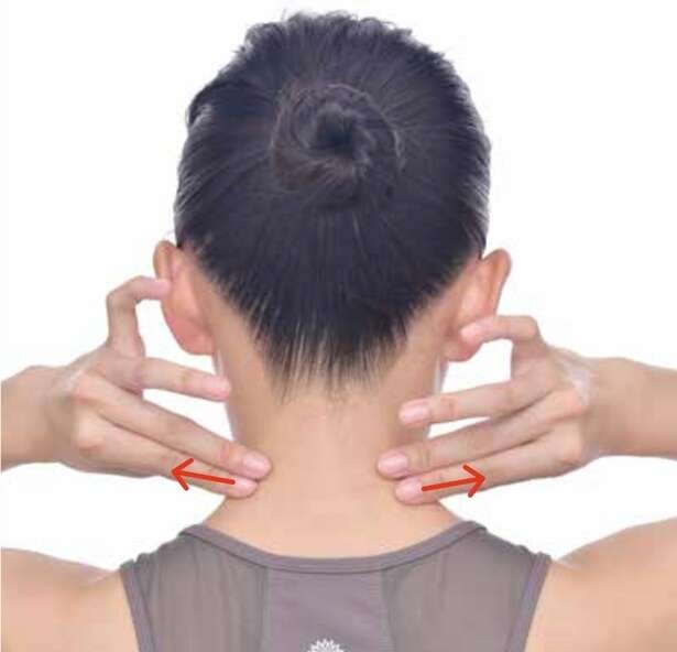 つらい「スマホ首」を指先でリセット！ 1日30秒でできる首のうしろのリンパケア（1）