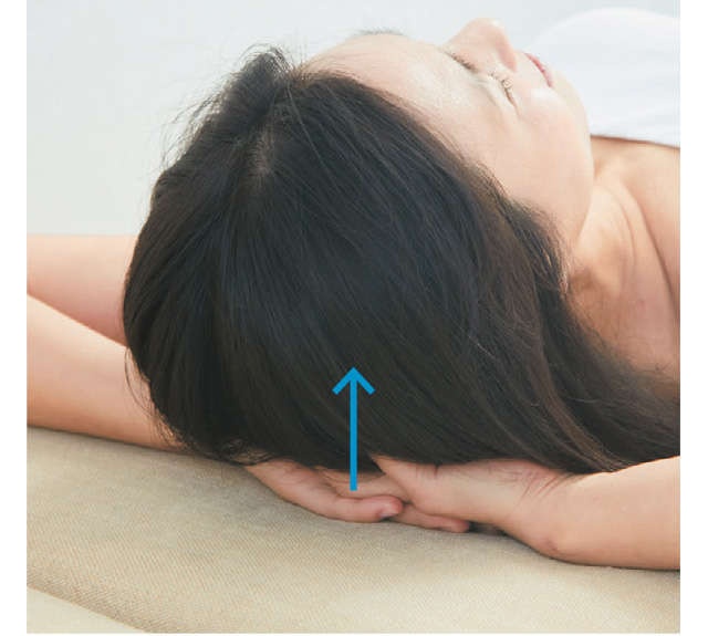 白髪・抜け毛を予防したい方におすすめ！「寝る前2分で最大効果」の頭皮マッサージ（12）