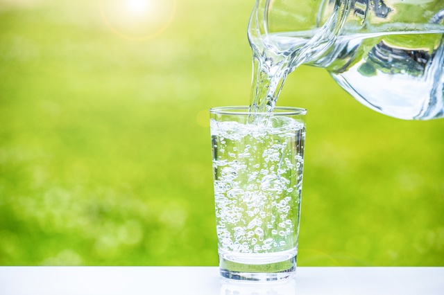 老化とは「水分が失われること」です。認知症を防ぐ「朝と夜に1杯の水を飲む習慣」とは（1）