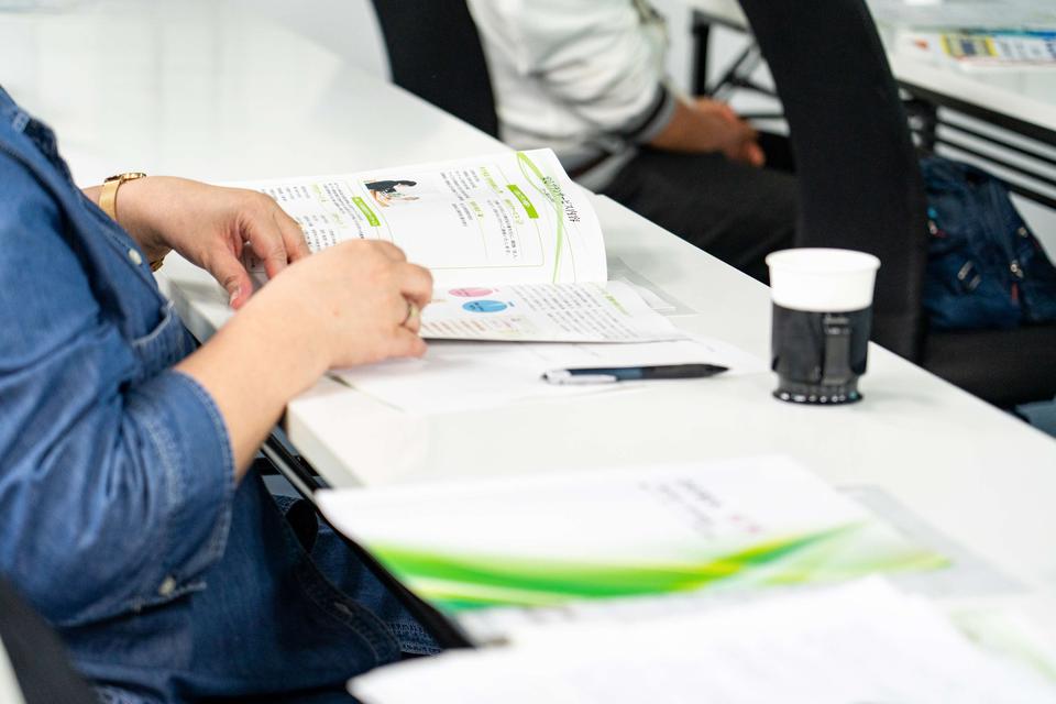 配られた資料を読みながら「心託説明会」を受講
