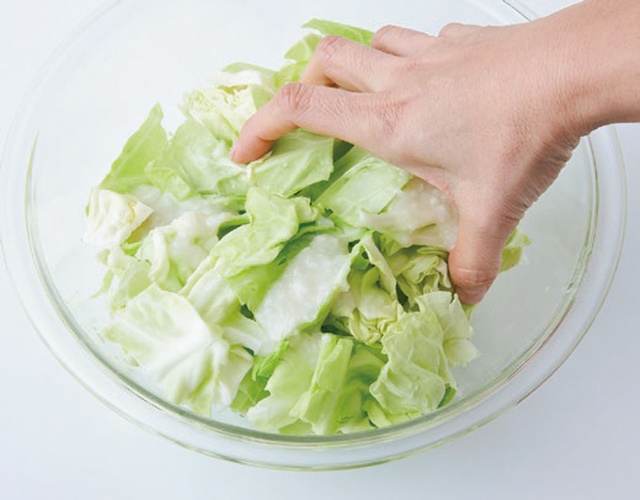 やさしい甘味が広がる！　春のキャベツのおいしさ長持ち「塩麹キャベツ」基本のレシピ（8）