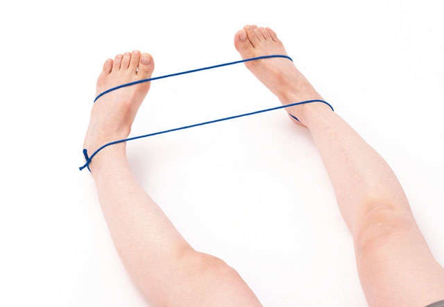 ひざのねじれを治すのに最適！ ひも綱引きストレッチ／ひざ痛ほぐし1分ストレッチ（1）