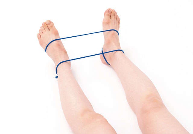 ひざのねじれを治すのに最適！ ひも綱引きストレッチ／ひざ痛ほぐし1分ストレッチ（4）