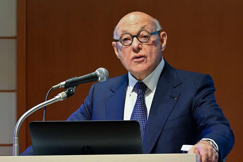 新薬の研究やがん治療の開発で世界的に知られるピーター・ハーパー氏