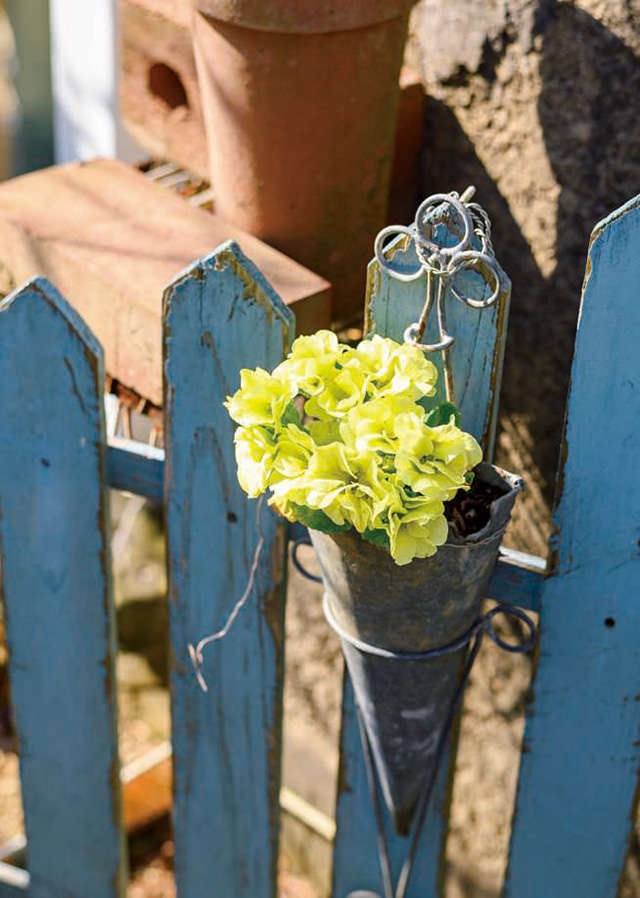 陽だまりに、もう早春の花庭／暮らしの晴れ間（5）