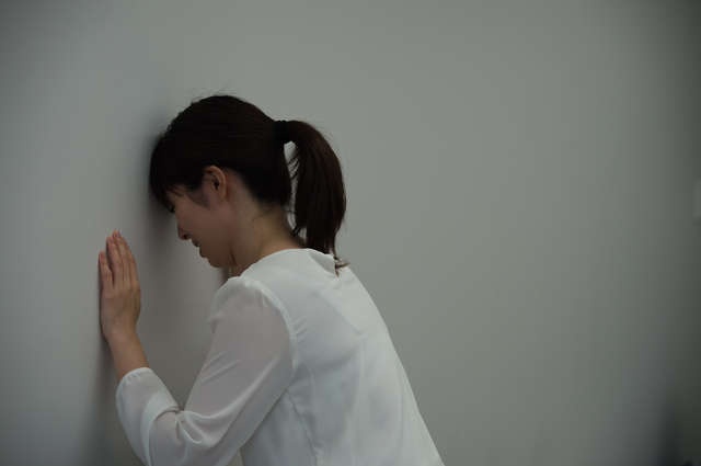 帰宅後に自分の言動を振り返る「ひとり反省会」。落ち込む理由は？ ／あなたの「しんどい」をほぐす本（2）