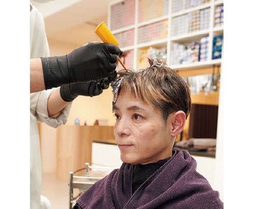 もう面倒な白髪染めはしたくない！ 美容師が指南する「流行のグレイヘアに自然に移行する方法」（16）
