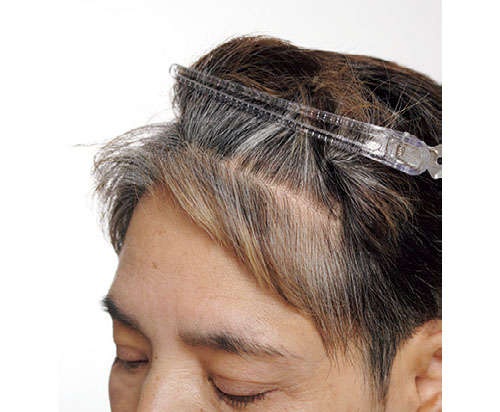もう面倒な白髪染めはしたくない！ 美容師が指南する「流行のグレイヘアに自然に移行する方法」（22）