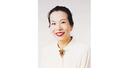 面倒な白髪染めはもうしない！ 経験者に教わる「私がグレイヘアに移行した理由」（3）