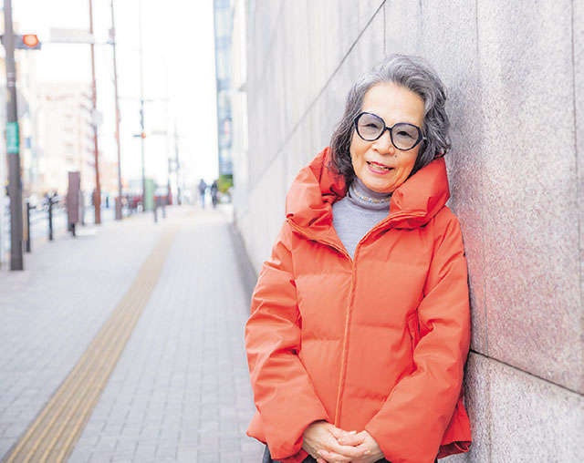 面倒な白髪染めはもうしない！ 経験者に教わる「私がグレイヘアに移行した理由」（5）