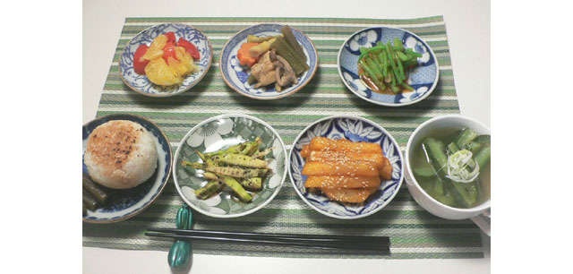 あり合わせのものでも、いい器で引き立ちます。ご飯も焼きおにぎりにして小皿に。