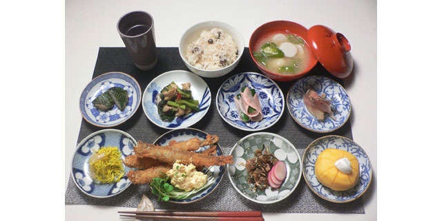 普段のおかずも、たくさんの種類を並べるとごちそう風になります。