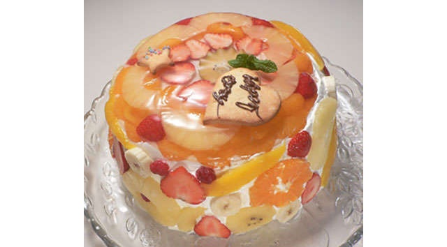 10人分くらいある大作の誕生日ケーキ。表面はゼリーで固めています。