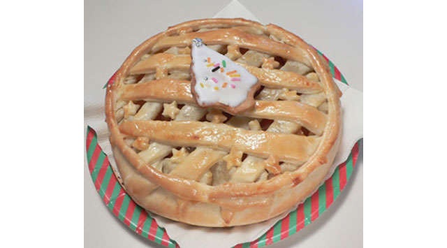 クリスマスにはアップルパイも送ります。りんごの下にスポンジも入れるのが私流。