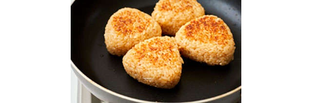 炊き立てご飯は「おにぎり」にして冷凍すると良い!? ニチレイフーズが教える「冷凍向き」な具材は？（4）