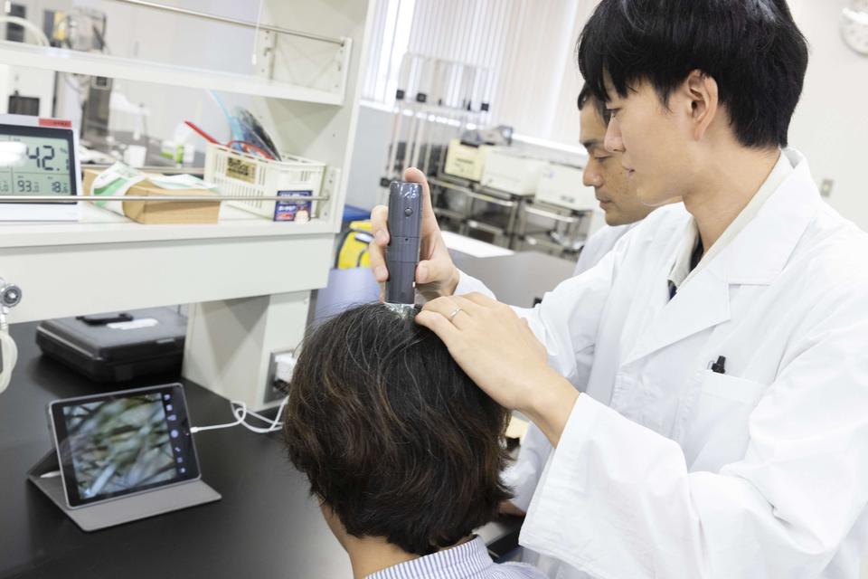 「帽子をかぶると髪が薄くなる？」10月20日は頭髪の日！ 気になる「薄毛・抜け毛対策」を大正製薬の総合研究所で聞いてきた【潜入レポート】（5）