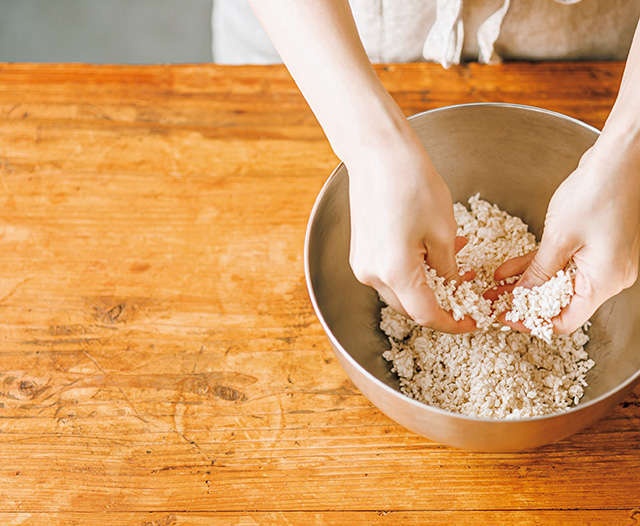 どんな料理にも塩の代わりに使えて便利！塩麹のきほんの作り方／体の内側からきれいになる 麹のレシピ（2）