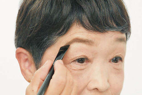 「失敗しない眉の描き方」をプロが大人世代に伝授。「描く」より「塗る」がポイント！（7）