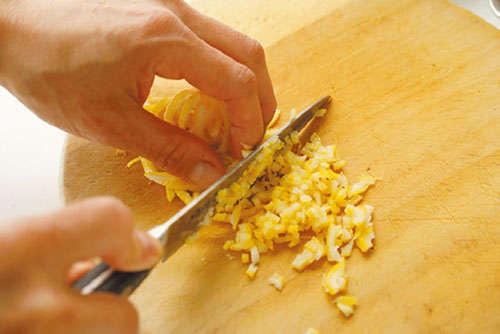 【料理研究家ワタナベマキさんに教わる】2～3個で作れるので簡単！ゆずの保存食「ゆず塩」（6）