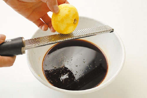 お手頃価格になってきた旬の「ゆず」で簡単保存食！料理研究家ワタナベマキさんに教わる「ゆずしょうゆ」と「ゆずみそ」（5）