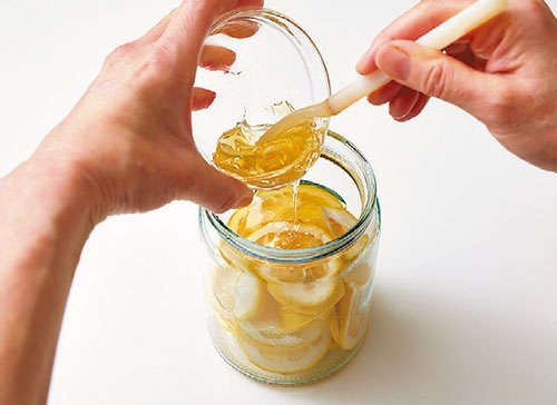 【料理研究家の牧野直子さんに教わる】1日で完成！はちみつの甘味が嬉しい 「レモン酢」レシピ（5）