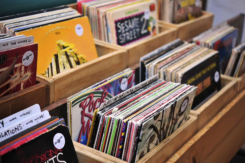 令和に人気の「レコードプレーヤー」。即完売の「サウンドバーガー」と「チェキ」に共通する魅力（1）
