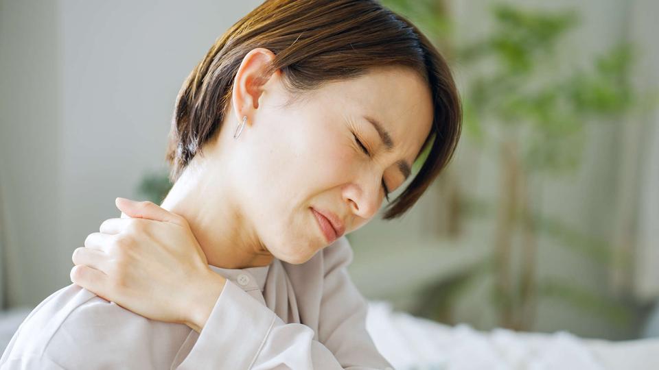 首・肩・腰・ひざの痛みは「頭の重さ」が原因だった！「頭の重みを支える立ち方」のシンプルなコツ（2）