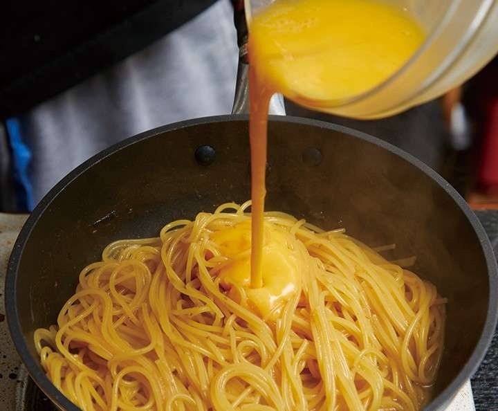 あのリュウジさん考案。TKGならぬ「卵かけパスタ」のうまさは間違いなし／虚無レシピ（3）