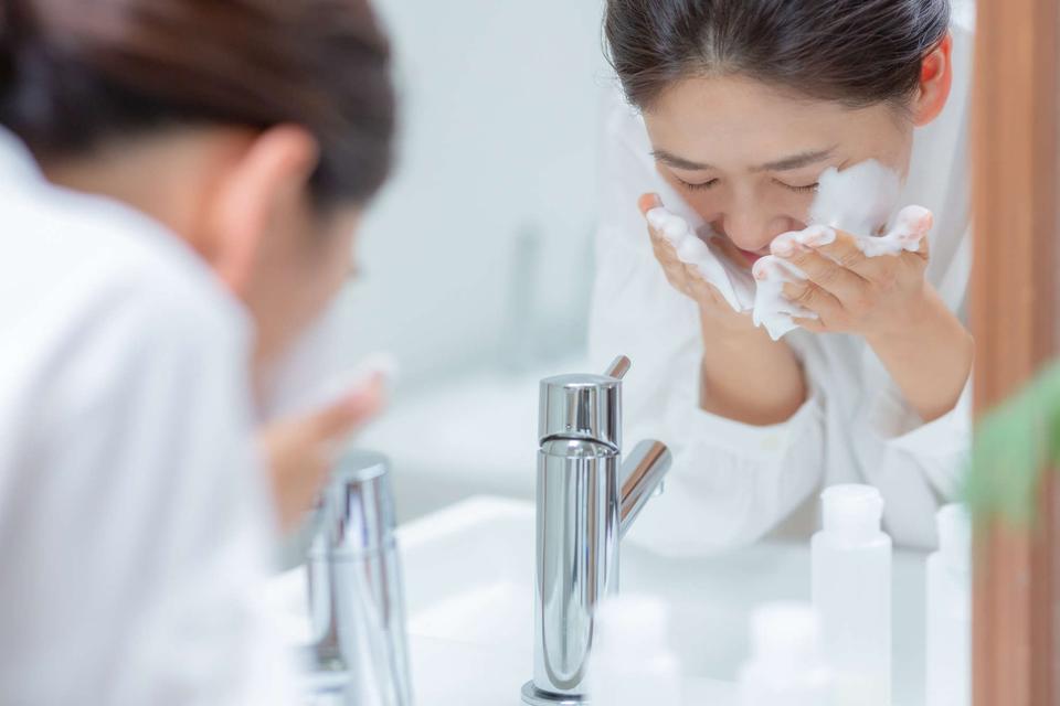 朝の洗顔が腰にくる！ 「洗面台に全体重」「キッチンの流し台で」など、痛みが消える動作（2）