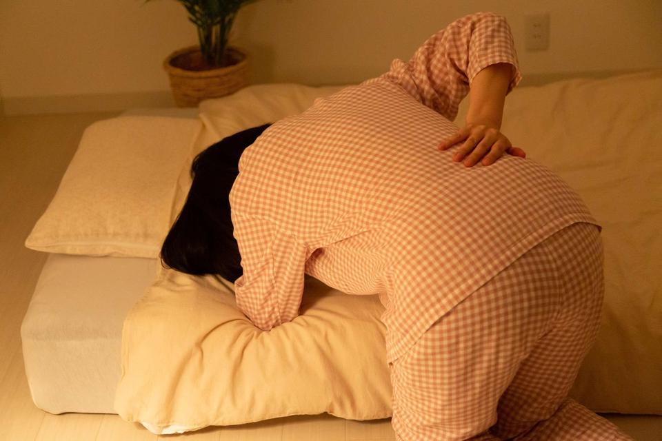 「ぎっくり腰」で動けない！ 非常時は「ほふく前進」を【痛みが消える日常動作】（1）