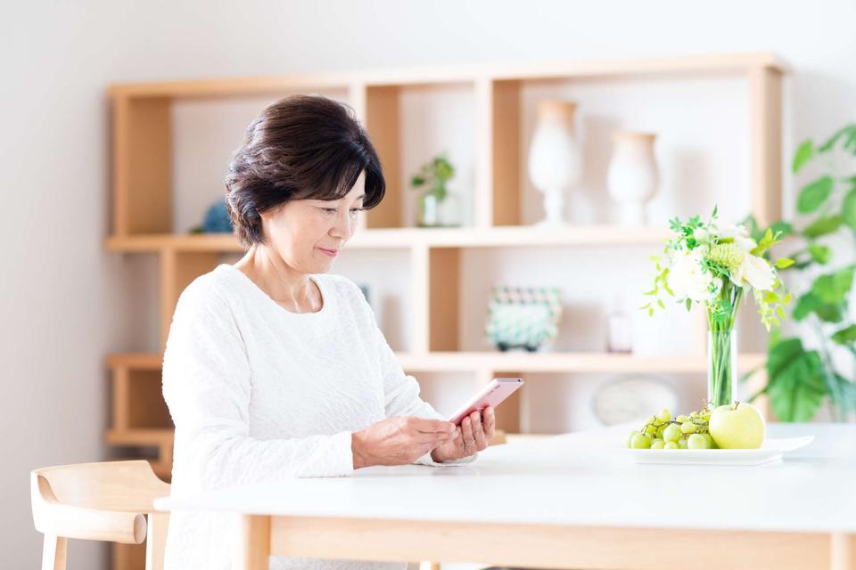 「座ってスマホ」は、意外と腰に負担！ スマホを見るとき、首・肩・腰に疲れをためない姿勢（1）