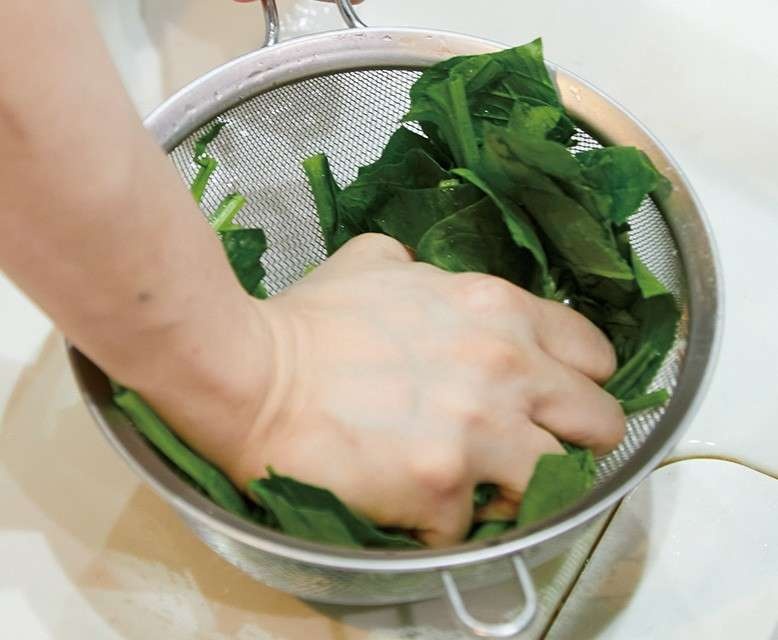 料理研究家・リュウジのレシピ「ほうれん草のくたくた」。ゆでない、油を使わない！／虚無レシピ（4）