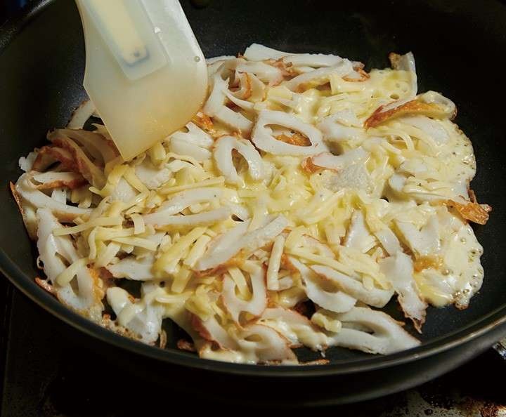 料理研究家のリュウジさん考案。ちくわとチーズで作る「おつまみ界のヘルシーなピザ」／虚無レシピ（3）