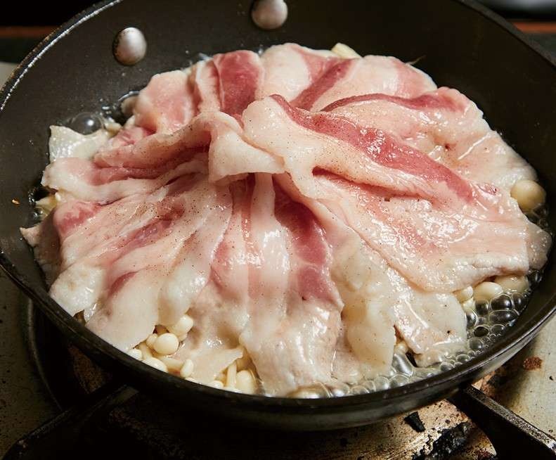 料理研究家・リュウジさんの「無限豚えのき」。入れる順番だけ守れば絶品になる／虚無レシピ（3）