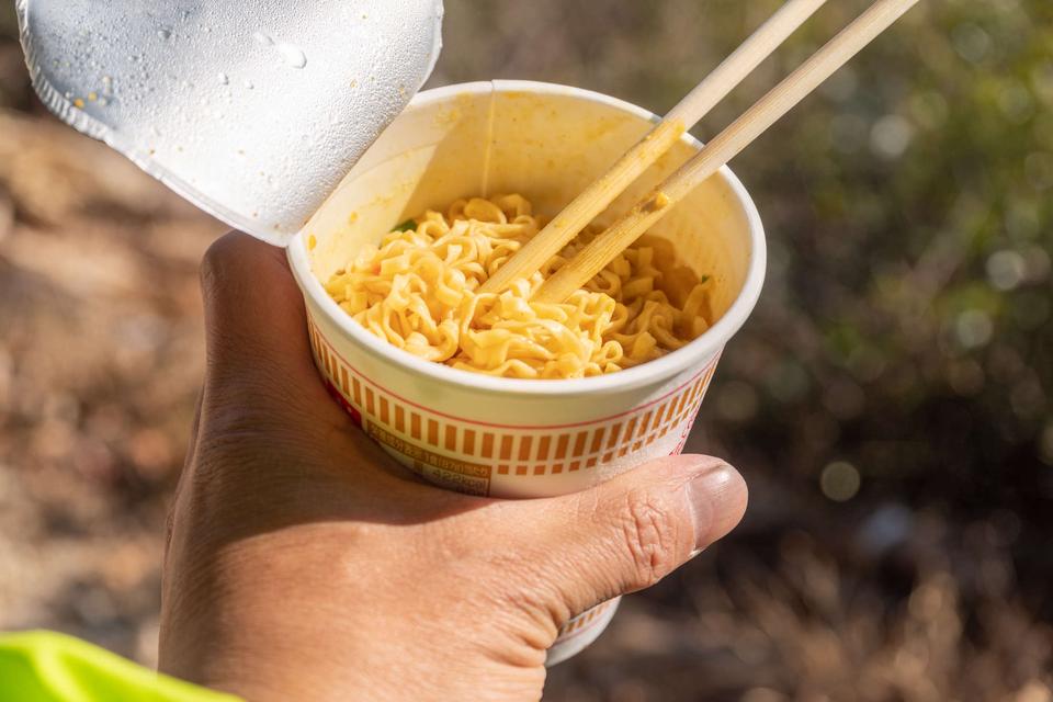 カップ麺が「定価の4倍」で売れる場所がある。商品価格を高めるカギは、消費者の「体験価値」（1）