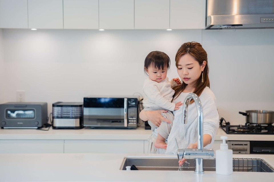 共働き世帯でも、妻が3時間24分、夫が51分。妻の家事・育児時間は夫の3倍以上【不都合な数字】（2）