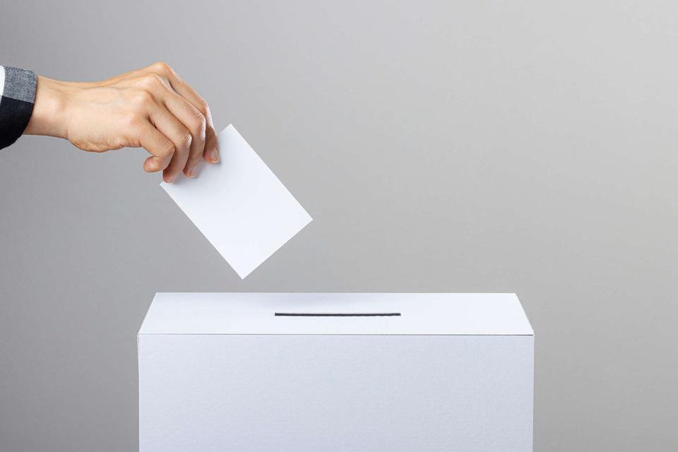 国政選挙の投票率、60代は71％、20代は36％。面倒くさいだけじゃない、若者が選挙に行かない納得のワケ（2）