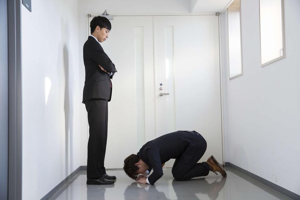 土下座で謝罪されても、納得しないのは見返りを得るため。カスハラ加害者の考える「合理的な選択」とは（1）