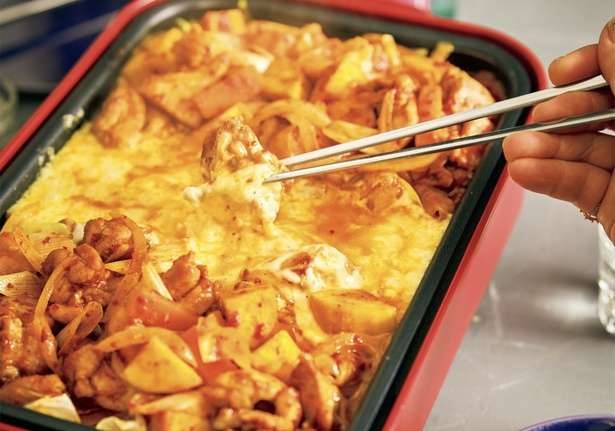 人気料理家の韓国人オッパが教える、本場の味なのに簡単な「チーズタッカルビ」のレシピ（1）