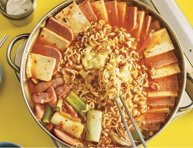 インスタント袋麺で作るボリューム満点の「プデチゲ」レシピ【人気料理家の韓国人オッパが伝授】（1）