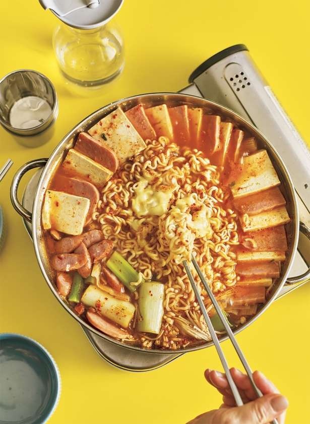 インスタント袋麺で作るボリューム満点の「プデチゲ」レシピ【人気料理家の韓国人オッパが伝授】（3）